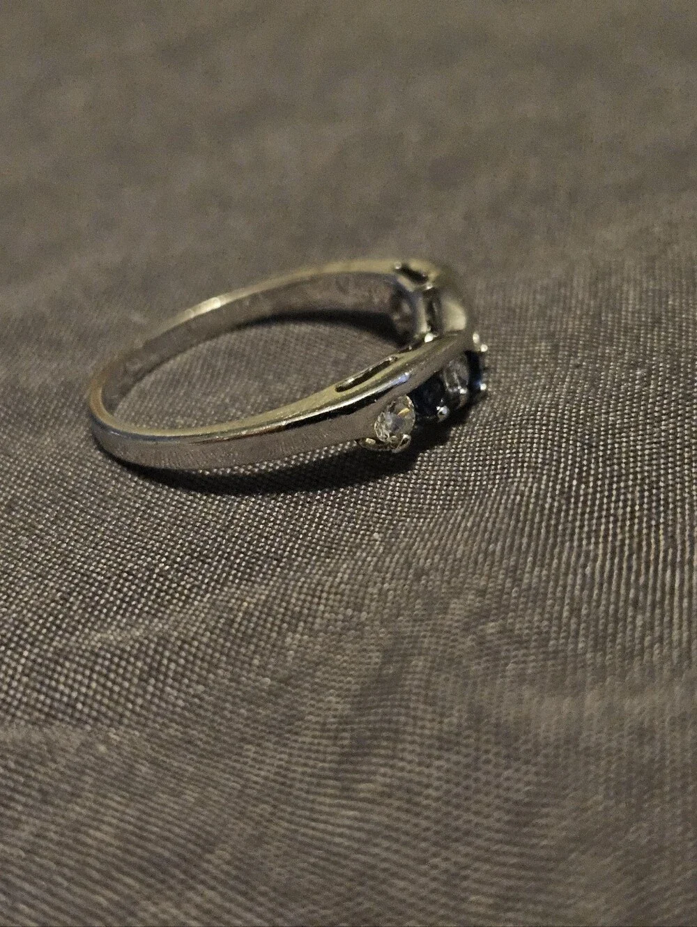 Wishbone Blue & White Stones Ring V-Shape Silver Tone Chevron Band Size 6.75